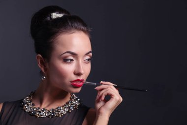 Siyah arka planda duran Retro kadın portresi