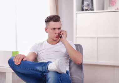 Koltukta oturan genç adam. Yaşam sevinci