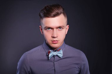 Studio moda portre genç adam gri arka plan üzerinde