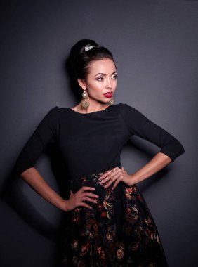 Siyah arka planda duran Retro kadın portresi