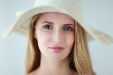 Retrato de la hermosa modelo con sombrero, aislado sobre fondo blanco