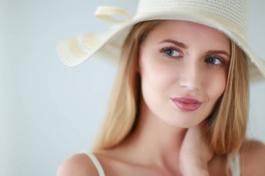Retrato de la hermosa modelo con sombrero, aislado sobre fondo blanco