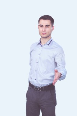 Beyaz arka planda izole edilmiş genç bir adamın portresi