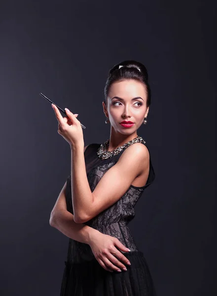 Retro vrouw portret, staande op de zwarte achtergrond — Stockfoto