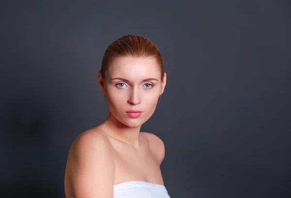 Retrato de mujer hermosa aislada sobre fondo gris — Foto de Stock