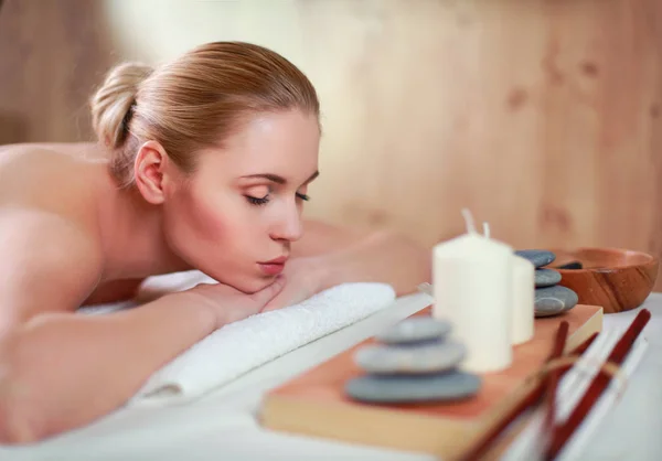 Vacker ung kvinna att få spa massage, liggande på salongen — Stockfoto