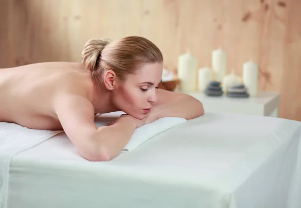 Vacker ung kvinna att få spa massage, liggande på salongen — Stockfoto