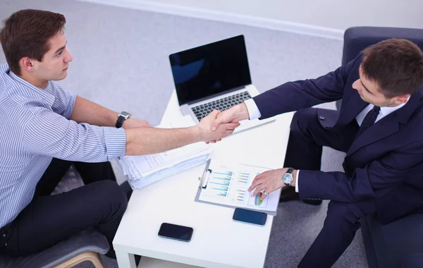 Geschäftsleute schütteln Hände, isoliert auf weißem Hintergrund — Stockfoto