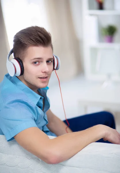 Słuchania muzyki mężczyzny ze słuchawkami w domu — Zdjęcie stockowe