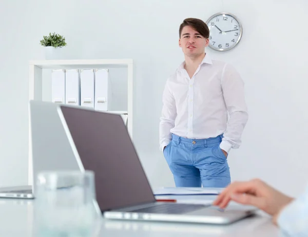 Young businessman working in office, sitting at desk — Stock Photo, Image