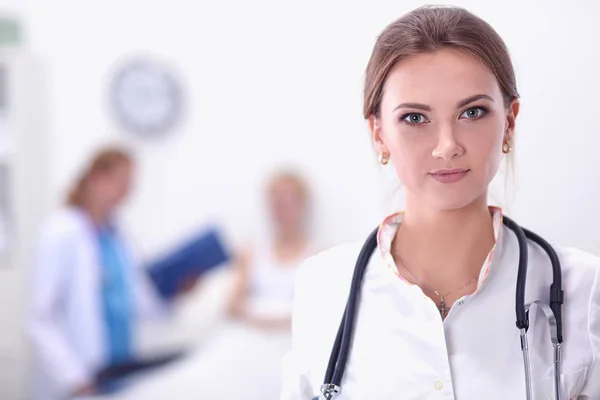 Ritratto di medico donna in piedi in ospedale — Foto Stock