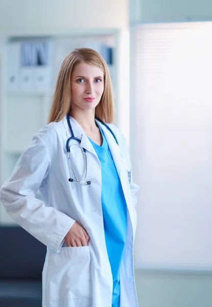 Портрет женщины-врача со стетоскопом в коридоре больницы, держащей папку. — стоковое фото