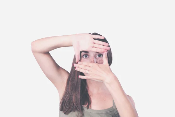 Portrait de jeune femme souriante faisant un cadre à main isolé sur fond blanc — Photo