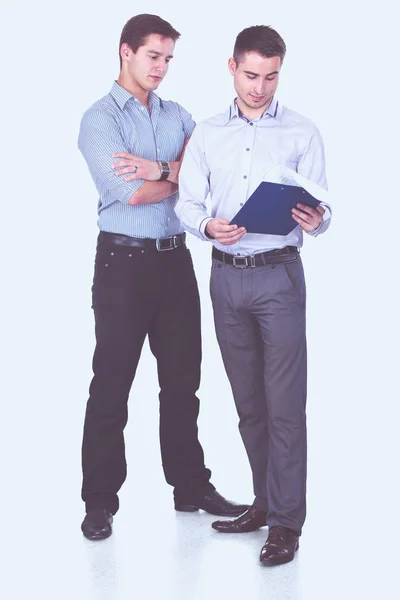 Portrait complet de deux hommes d'affaires debout ensemble — Photo