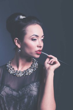 Siyah arka planda duran Retro kadın portresi