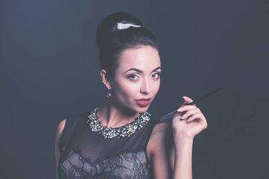 Siyah arka planda duran Retro kadın portresi