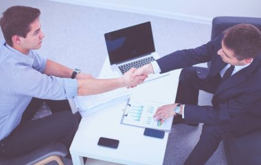 tokalaşırken, beyaz zemin üzerine izole iş adamları