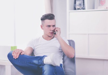 Koltukta oturan genç adam. Yaşam sevinci