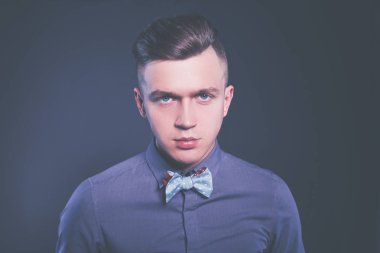 Studio moda portre genç adam gri arka plan üzerinde