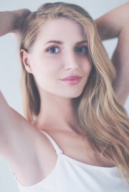 Gri arka planda izole edilmiş güzel bir kadının portresi.