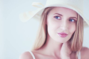 Retrato de la hermosa modelo con sombrero, aislado sobre fondo blanco