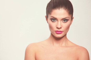 Gri arka planda izole edilmiş güzel bir kadının portresi. Güzel bir kadının portresi