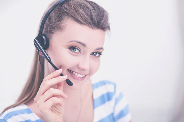 Vrouw met documenten op het bureau — Stockfoto