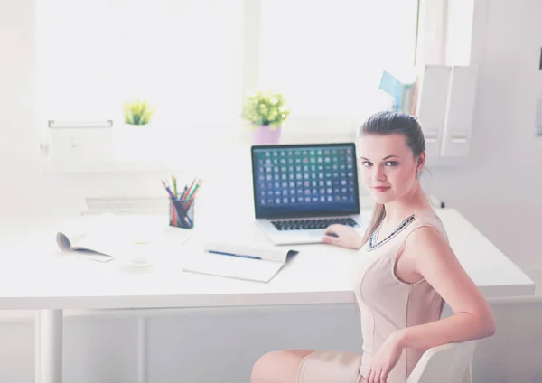 Hermosa mujer de negocios que trabaja en su escritorio con auriculares y portátil —  Fotos de Stock