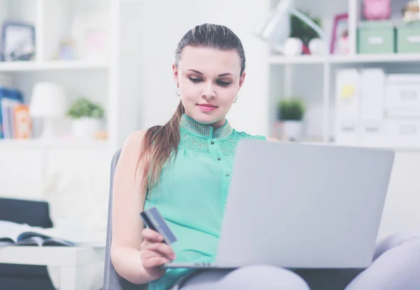 Ung kvinna som har kreditkort och använder bärbar dator. Nätshopping koncept — Stockfoto