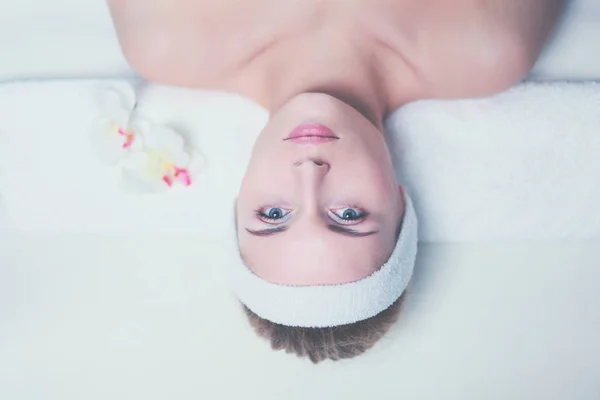 Hermosa joven recibiendo masaje de spa, tumbado en el salón —  Fotos de Stock