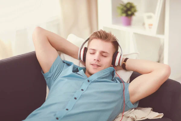 Man luisteren muziek met koptelefoon thuis — Stockfoto