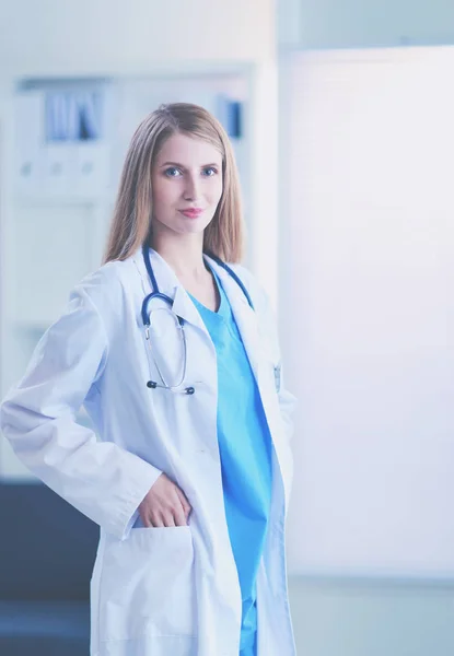 Portrét doktorky se stetoskopem na chodbě nemocnice, držící složku. — Stock fotografie