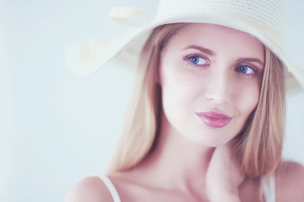 Retrato de la hermosa modelo con sombrero, aislado sobre fondo blanco — Stok fotoğraf