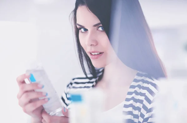 Portrait of Beautiful young woman standing in shop — Stock Photo, Image