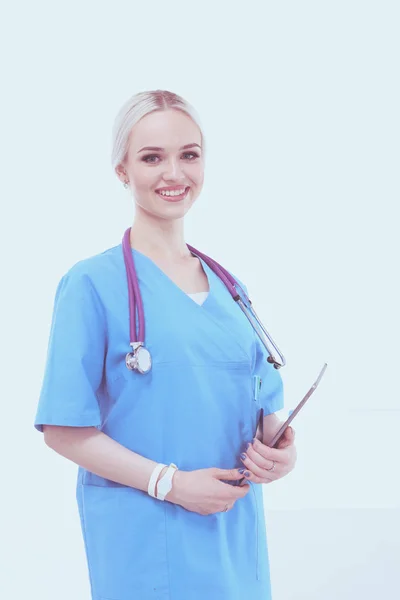 Dijital tablet kullanan ve beyaz arka planda duran bir kadın doktor. Kadın doktorlar. — Stok fotoğraf