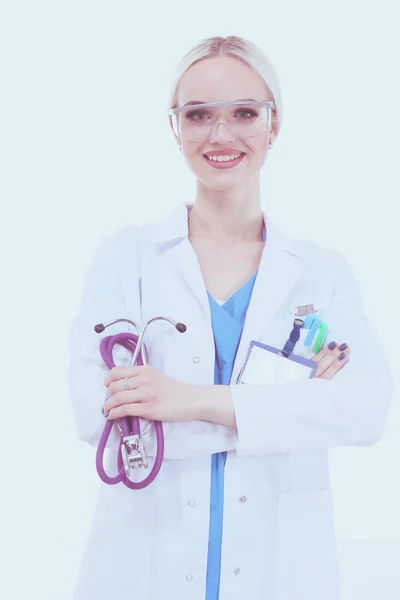 Retrato de doctora de pie contra aislada sobre fondo blanco. Mujer doctora. — Foto de Stock