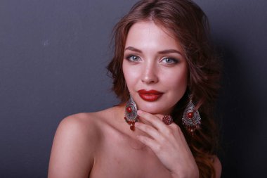 Siyah elbiseli, akşam makyajlı güzel bir kadın.