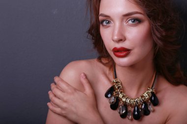 Siyah elbiseli, akşam makyajlı güzel bir kadın.