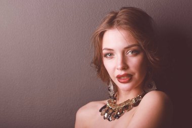 Siyah elbiseli, akşam makyajlı güzel bir kadın.