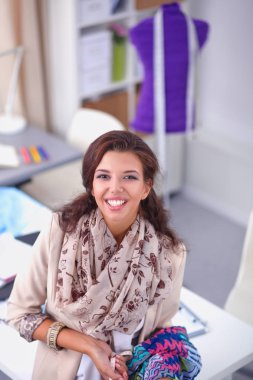 Stüdyoda çalışan genç kadın moda tasarımcısı..