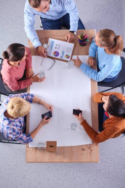 İş adamları toplantıda, ofiste oturup tartışıyorlar.