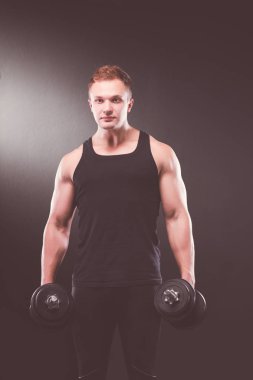yakışıklı kaslı adam dumbell ile çalışma dışarı