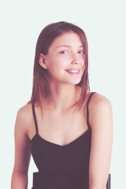 Beyaz arka planda güzel bir kadının portresi