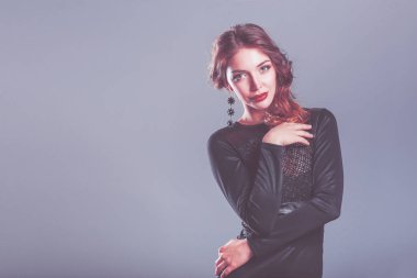 Siyah elbiseli, akşam makyajlı güzel bir kadın.