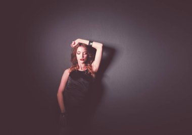 Siyah elbiseli, akşam makyajlı güzel bir kadın.