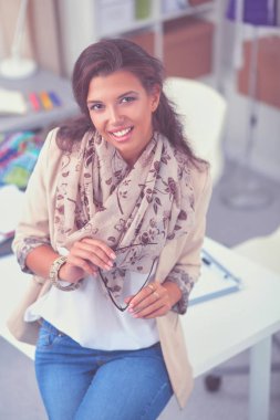 Stüdyoda çalışan genç kadın moda tasarımcısı..