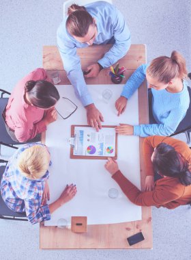 İş adamları toplantıda, ofiste oturup tartışıyorlar.