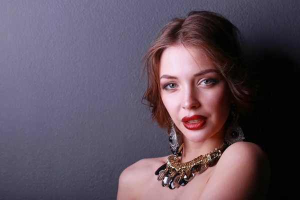 Hermosa mujer con maquillaje de noche en vestido negro — Foto de Stock