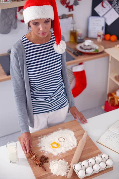 Mujer haciendo galletas de Navidad en la cocina — Foto de Stock