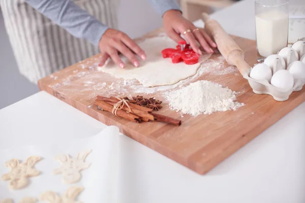 Mulher fazendo biscoitos de Natal na cozinha — Fotografia de Stock